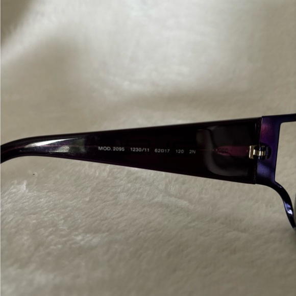 Versace woman’s sunglasses. Hardly worn. - Picture 6 of 9